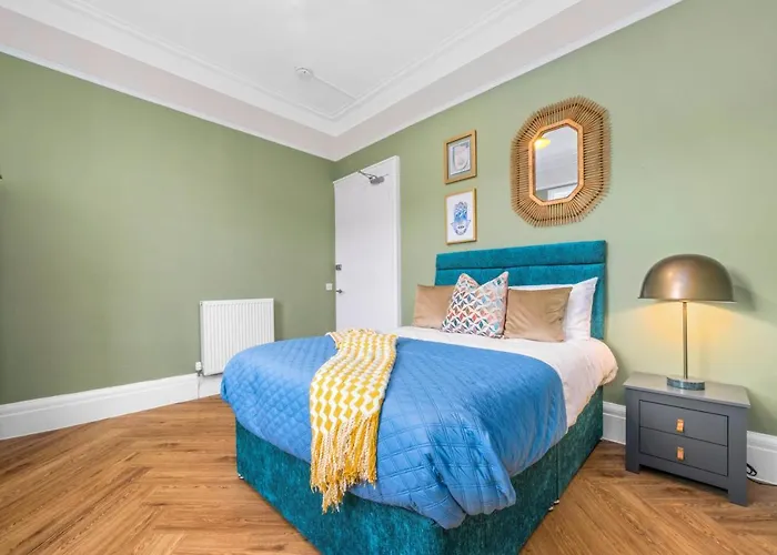 Stylish 4 Bed-Town Centre