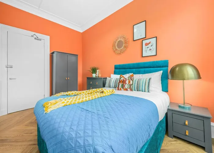 Stylish 4 Bed-Town Centre