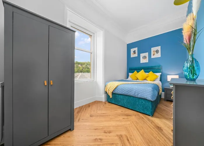 Stylish 4 Bed-Town Centre