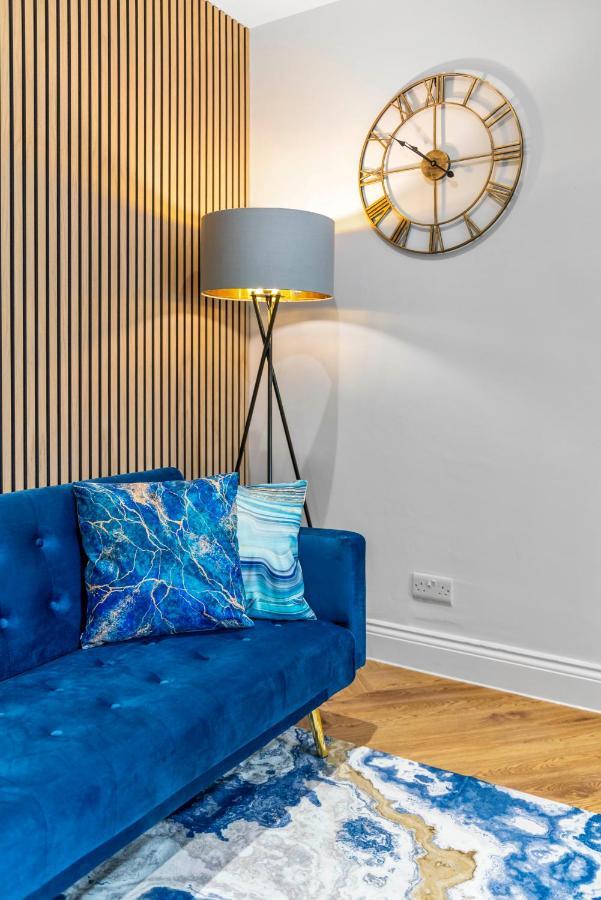 Stylish 4 Bed-town Centre Apartment *
