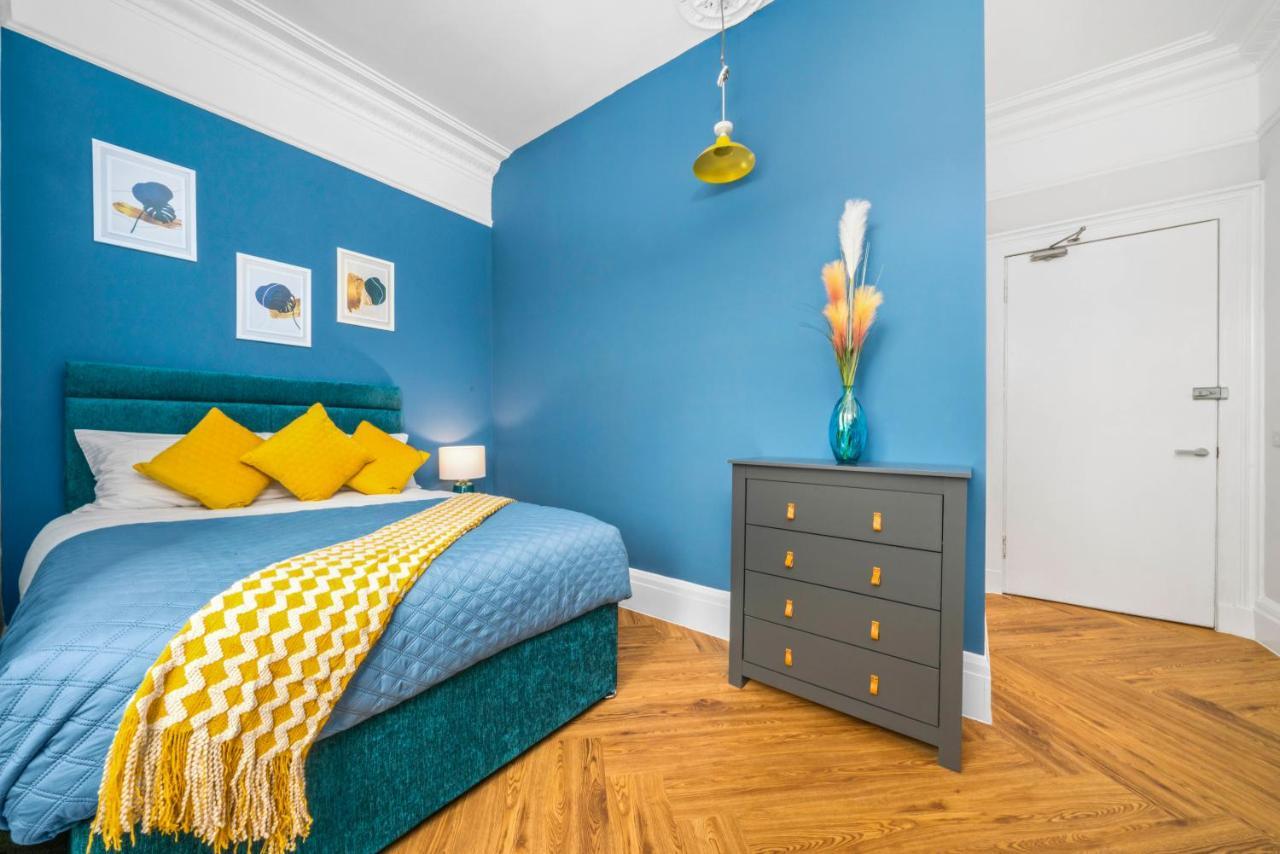 Stylish 4 Bed-town Centre Apartment *