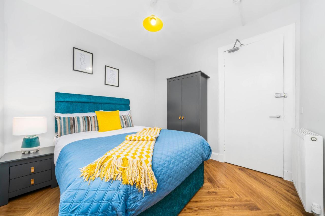 Stylish 4 Bed-town Centre Apartment *